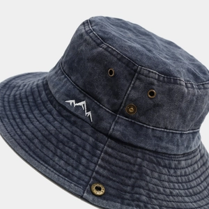 Washed cotton bucket hat with mountain embroidery and metal eyelets in navy blue