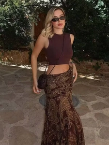 Détail de la jupe longue à imprimé paisley marron et du haut dos nu assorti