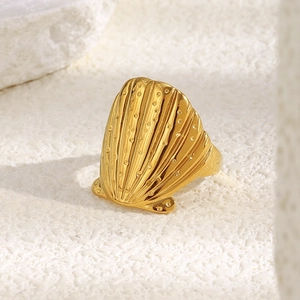 Minimalistischer 18K vergoldeter Edelstahlring in Muschelform mit Textur für Damen