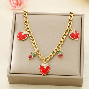 Détail du collier fraise doré avec pendentifs en émail rouge sur une boîte à bijoux