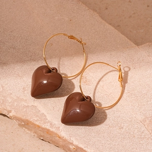 Retro oorbellen met bruine acryl hart hanger en een elegante gouden afwerking