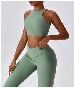 Détail de l'ensemble de yoga côtelé avec taille en V et legging de fitness taille haute