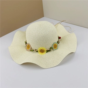 Chapeau de soleil en paille avec bord ondulé et broderie de tournesols colorés