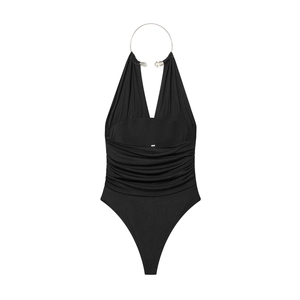 Détail du body noir dos nu avec anneau métallique argenté et détails de taille plissés