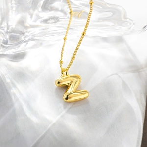 Dettaglio della collana con ciondolo lettera Z stile palloncino placcato oro 18K