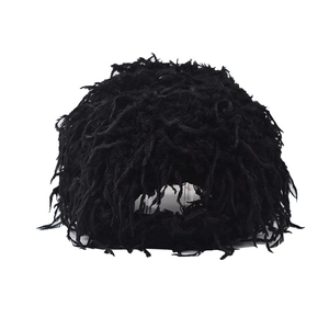 Détail de la matière en fausse fourrure bouclée sur une casquette de baseball noire