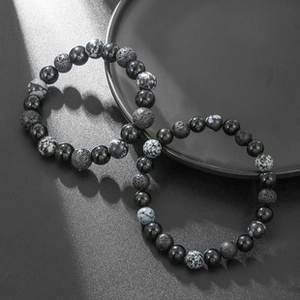 Détail macro de perles de pierre de lave 8mm et de pierre naturelle sur bracelets