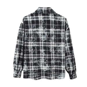 Vista trasera detallada de esta camisa a cuadros de manga larga con cuello clásico