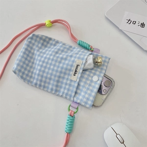 Pochette de téléphone en tissu quadrillé bleu avec sangle rose et petits objets divers