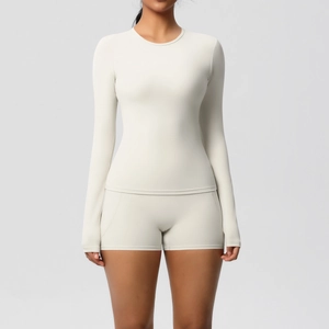 Détail d'un ensemble de sport ivoire en tissu extensible avec coutures de précision