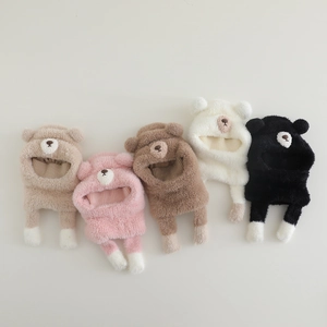 Vue à plat de cagoules en peluche colorées pour enfants avec oreilles d'ours mignon