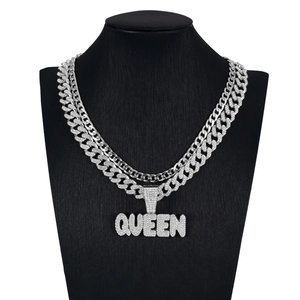 Dettaglio della collana doppia catena cubana argento con pendente QUEEN e strass lucidi