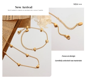 Détail du bracelet cœur plaqué or 18 carats avec poinçon K18 et fermoir mousqueton