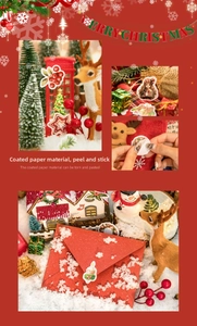 Vue détaillée d'autocollants de Noël avec Père Noël et renne sur des enveloppes festives