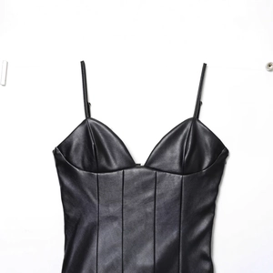 Abito corto nero senza maniche in ecopelle con design chic a strati per donne