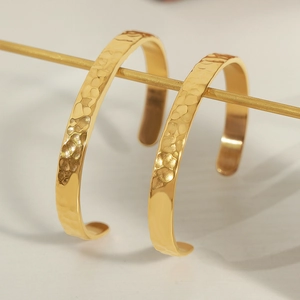 Bracciale rigido aperto a C placcato oro con finitura in metallo martellato minimalista