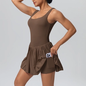 Détail de la poche latérale pour téléphone sur robe de tennis avec short intégré