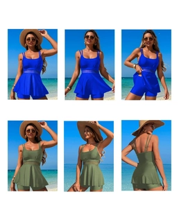 Detail eines zweiteiligen Tankini-Badeanzugs mit Mesh-Einsatz und ausgestelltem Rock