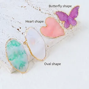 Anillos boho de resina con borde dorado en formas de mariposa, corazón y óvalo