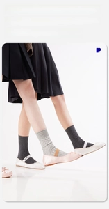 Detailansicht gerippter Socken kombiniert mit Ballerinas und Faltenrock im Set