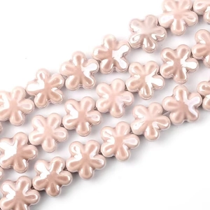Dettaglio di perline a forma di fiore di ciliegio rosa in ceramica per gioielli DIY