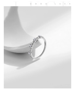 Vue macro d'une bague en argent S925 avec perles délicates et cristaux étincelants