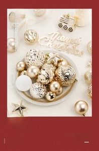 Détail des boules de Noël champagne et blanc avec motifs en relief sur tissu peluche