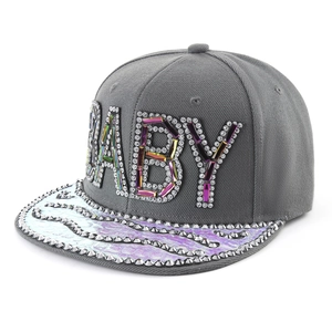 Casquette hip hop gris foncé avec motif BABY en strass colorés et visière irisée