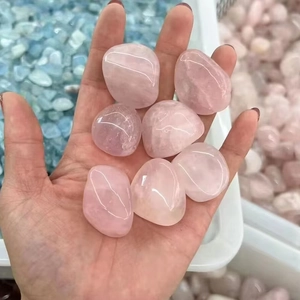 Pietre di quarzo rosa naturale levigato in mano per guarigione e decorazione