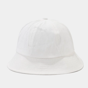 Détail d'un chapeau bob en coton blanc avec surpiqûres sur le bord et texture respirante