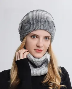 Détail de l'ensemble bonnet et cache-col en tricot dégradé gris pour l'hiver froid
