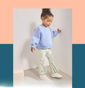 Détail du legging évasé pour filles avec motif floral bleu délicat et ourlet à volants