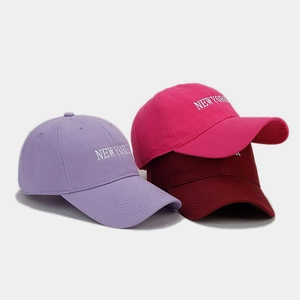 Tre cappellini in cotone viola, rosa e bordeaux con ricamo New York