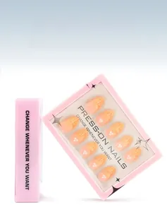 Nahaufnahme von 30 orangefarbenen Perlen-Fingernägeln in einer rosa Schachtel