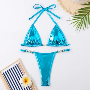 Vue détaillée d'un bikini métallisé cyan avec d'élégantes perles et détails dorés