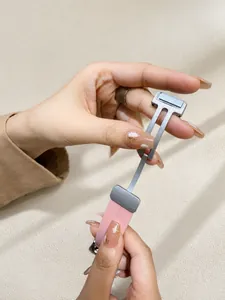 Detailansicht des rosa Silikonarmbands mit silbernem Magnetverschluss und mattem Finish