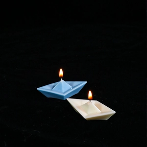 Minimalistische Silikonform für Papierboot-Kerzen und kreative Wachsdeko in Blau und Weiß