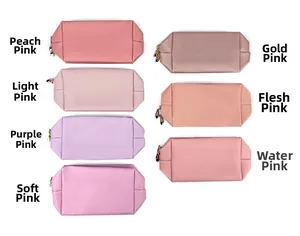 Dettaglio di sette trousse per cosmetici in varie tonalità di rosa con cerniere dorate