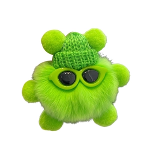 Porte-clés peluche boule verte avec bonnet en tricot et lunettes de soleil tendance