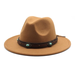 Détail d'un chapeau en laine marron avec bande en cuir ornée de pierres de turquoise