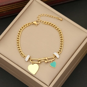 Vue détaillée d'un bracelet doré à maillons en U avec cœurs et cristaux sur coffret