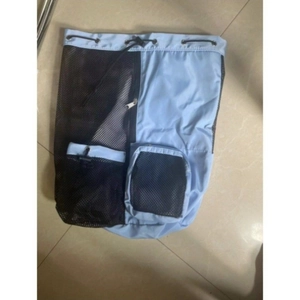 Vista dettagliata del sacco azzurro con coulisse, tasche multiple e tessuto a rete resistente