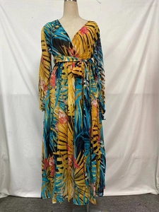 Détail du décolleté en V profond et de l'imprimé tropical sur robe maxi mousseline