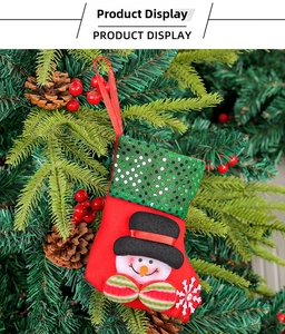 Detail eines kleinen Weihnachtsstrumpfs mit grünen Pailletten und einem Schneemann