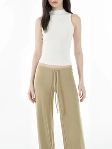 Damen-Set mit weißem ärmellosem Rollkragenoberteil und khakifarbener Kordelzug-Hose