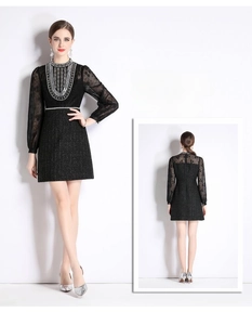 Détails de broderie perlée, manches en dentelle et tweed sur une robe noire cintrée