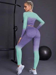 Détail de la texture en maille sans couture sur l'ensemble de yoga dégradé violet