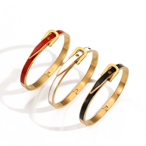 Bracelets boucle fer à cheval dorés avec émail coloré en rouge, noir et blanc