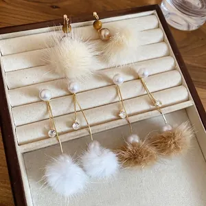 Elegante Ohrstecker mit Kunstfellball und Perle in drei herbstlichen Farben mit Strass