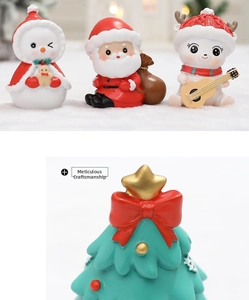 Dettaglio macro di figurine natalizie in resina con un piccolo albero di Natale decorato